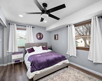 Elm Creek Retreat 4Bd in Maple Grove - Maple Grove - Bedroom