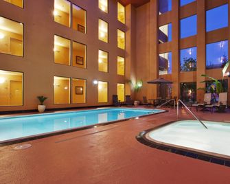 Holiday Inn Express Union City (San Jose) By IHG - Union City - Zwembad