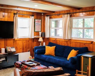 Hot Tub, Wood-burning Fireplace and 4 acres of Forest in Margaretville - Margaretville - Obývací pokoj