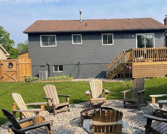 Cozy, Modern Home Close to Public Beach and Downtown Orillia - Orillia - Patio
