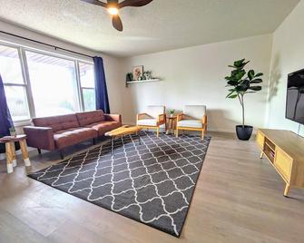 Full 3-bedroom house with entertainment room. 5 minutes to FLW front gate. - St Robert - Living room