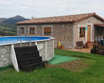 Rural house (full rental) El Hogarín de Arriondas for 8 people - Cuadroveña - Piscina