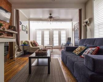 Le Chic Studio with W/D, AC, Private Patio, and fast WiFi in superb Fishtown - Philadelphia