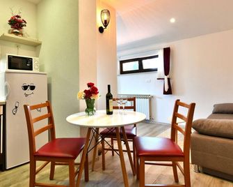 Garden apartment near near Plitvi ka Lake - Seliste Dreznicko - Dining room