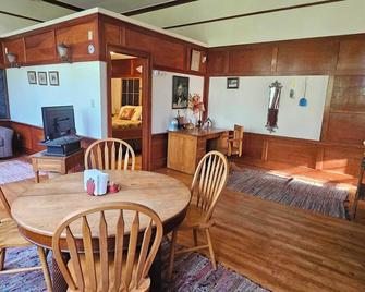 Cozy schoolhouse cabin in lovely Valley City with AC, WiFi, pet friendly. - Valley City - Comedor