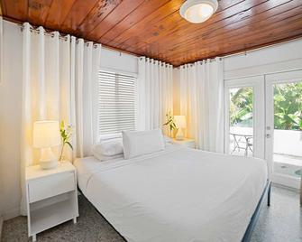 Waterfront One Bedroom Bungalow on Beach to Bay Resort Property - 1 - Nokomis - Bedroom