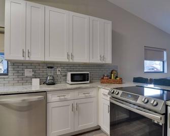 Ideally Located Palm Harbor Condo Walk Downtown! - 帕姆港 - 廚房