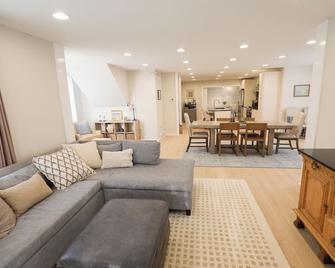 The Montford - Frankenmuth's Premier Downtown Retreat - Entire Home - Frankenmuth - Obývací pokoj