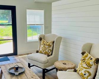 Round Top Refuge Guest House - La Grange - Living room