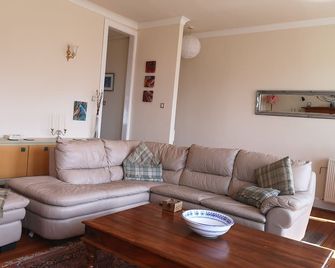 Close to Loch Leven. Excellent location for travelling & keen golfers. - Kinross - Living room