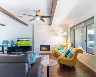 Unforgettable mountain view home, game room, heated pool/spa, fire pit - Palm Springs - Sala de estar