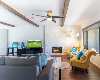 Unforgettable mountain view home, game room, heated pool/spa, fire pit - Palm Springs - Sala de estar