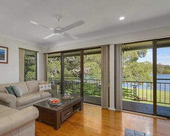 Punt House - riverfront home with ramp access - Laurieton - Sala de estar