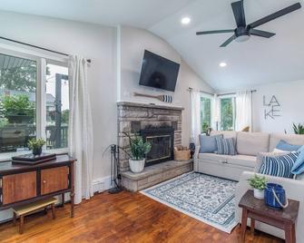 Charming Lake Cottage + Private Dock! - Jamestown - Living room