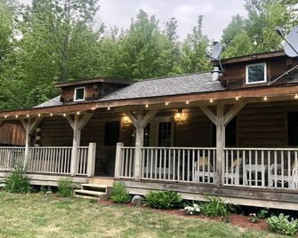 Spirit Lodge- Log Cabin with Large front porch - La Pointe - Building