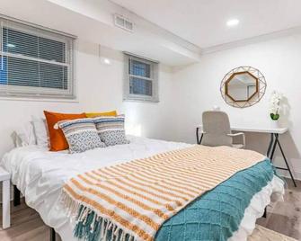 Charming Wrigleyville Home Close to the Cubs! - Chicago - Habitación