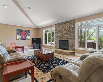 Shenandoah Valley Cabin with Hot Tub, Pool, River Access, and Mountain Views\n - Woodstock