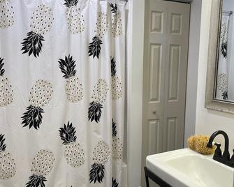 Cute 2br/2ba Whole Home in Historic District! - Tarpon Springs - Ванна кімната