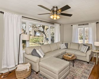 Home near Asheville with Power and Water - Arden - Вітальня