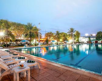 Surabaya Suites Hotel Powered by Archipelago - Soerabaja - Zwembad
