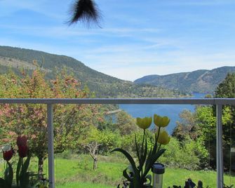 Gorgeous and private hillside view overlooking Maple Bay - Duncan - Balcony