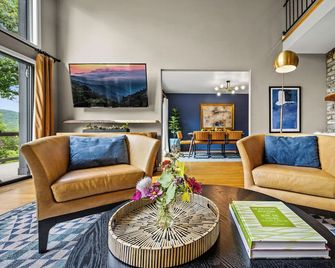 Luxe Mountain Home: Hot Tub, Sauna, Firepit, Games - Black Mountain - Wohnzimmer