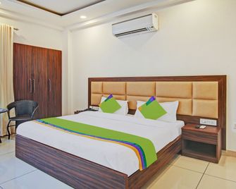 Treebo Aviraj Inn - Noida - Schlafzimmer