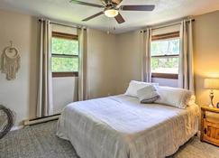 Charming Rapid City Apartment Walk to Lake! - Rapid City - Bedroom