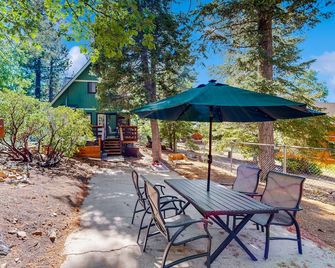 Quiet Cabin ~ End of Cul-De-Sac Location Private Hot Tub, Fenced Yard, Boat Parking - Big Bear Lake - Patio