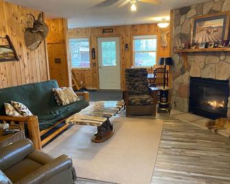 The Lazy Acorn Cabin - Cadillac - Living room