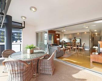Artistic City Escape with Balcony and Parking - Darwin - Dining room
