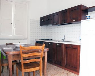 체라소에 위치한 아파트 - 침실 3개, 멋진 산 전망, 독립된 정원, WiFi, 해변 근처 - 세라소 - 주방