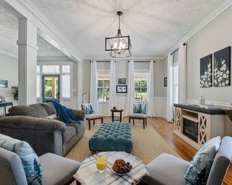 Charming Inn as you Enter Cherokee National Forest, The Munz Room 6C - Tellico Plains - Living room