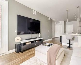 Modern Luxury Mid-Rise In The Heart Of The City - Sacramento