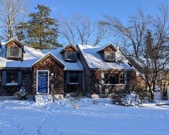 Ski and Relax in The Berkshires at Beautiful Hygge House - Richmond - Building