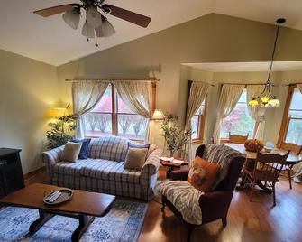Cozy cabin in charming Columbus. Minutes from Equestrian Center, vineyards etc.. - Columbus - Living room