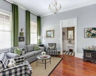 The Cottage @ Trustees' Garden | Walk To River! - 서배너 - 거실