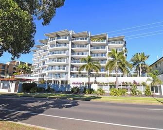 Tingeera Bespoke Beachfront Apartments - Pialba - Building