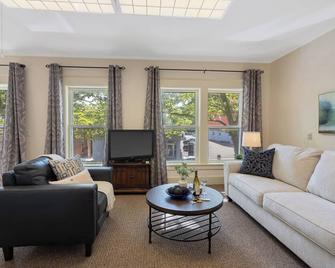 BEAUTIFUL village apt. Walk to river, shops, eateries. Great for getaway / work - Baldwinsville - Living room