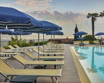 โรงแรมรอยัลวิลเลจ - ลิโมเน่ ซุล การ์ดา - สระว่ายน้ำ