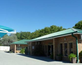 Queness Inn - Maun - Edificio
