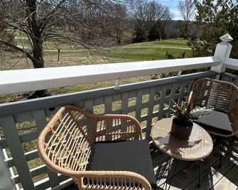 Cozy 2br Spa Retreat Near Mohegan Sun - Norwich - Balcón