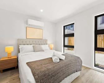 Modern Rosebud Townhouse 300m from the Beach - Rosebud - Habitación