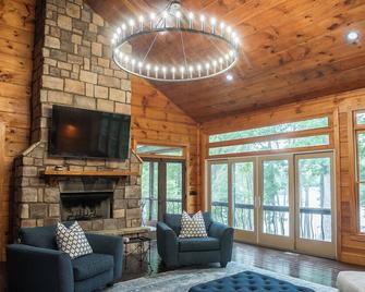 Waterfront on Lake Lanier-updated home with Dock close to golf and 1 hour to UGA - Oakwood