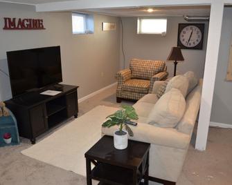 Quiet home in the heart of town, close to Airport and Interstate - Sergeant Bluff - Living room