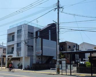 Self-Catering Accommodation With Wi-Fi And Amenities. 10 Minutes From Jr Kasuga Station. Miyukihouse201 - Kasuga - Gebäude