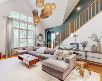 Secluded estate on .77 wooded acres with hot tub & home office - Asheville - Living room