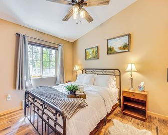 Cabin in Eleven Mile Village With Patio - Lake George - Bedroom