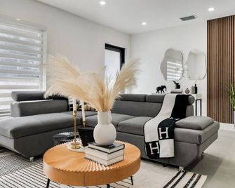 Miami gem in great location. Experience luxury living as soon as you walk on - Tamiami - Sala de estar