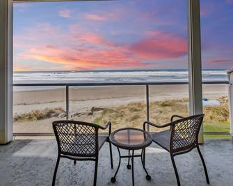 Rockaway beach vibes,Waterfront Oceanfront Rockaway Beach House near Downtown,WIFI, Washer Dryer - Rockaway Beach - Ban công